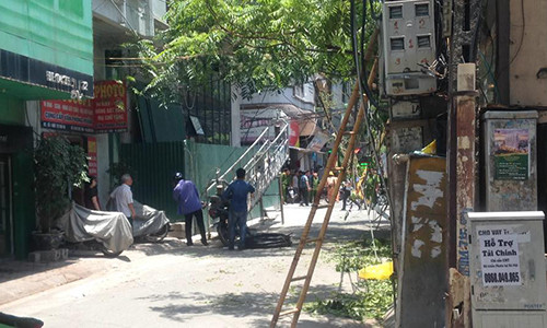 Kinh hoàng rơi thang máy, đè người ngồi trà đá ở HN - Hình 4 Kinh hoang roi thang may, de nguoi ngoi tra da o HN-Hinh-4