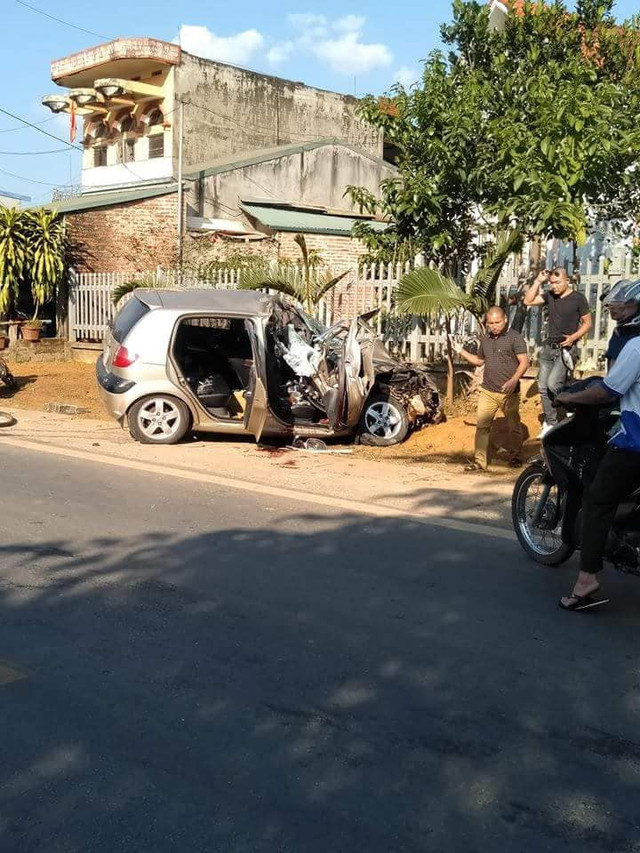 Ô tô con đâm đuôi xe tải, nạn nhân nằm la liệt trên đường O to con dam duoi xe tai, nan nhan nam la liet tren duong