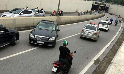 Tài xế xe biển “ngũ quý” chạy ngược chiều hầm Kim Liên khai gì? - Hình 2 Tai xe xe bien “ngu quy” chay nguoc chieu ham Kim Lien khai gi?-Hinh-2