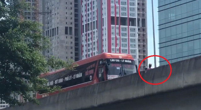 Hình ảnh xe máy (khoanh đỏ) đang ép lùi ô tô trên đường Vành đai 3 trên cao. Hình ảnh xe máy (khoanh đỏ) đang ép lùi ô tô trên đường Vành đai 3 trên cao.