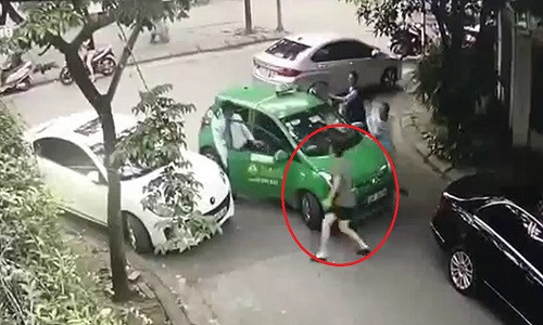 Khởi tố chủ xe Mercedes đánh tài xế taxi Mai Linh phun máu Khoi to chu xe Mercedes danh tai xe taxi Mai Linh phun mau