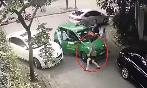 Khoi to chu xe Mercedes danh tai xe taxi Mai Linh phun mau