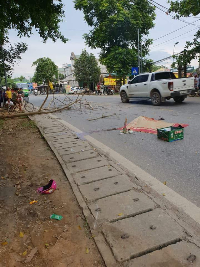 Xót xa đôi nam nữ sắp cưới thương vong vì cành cây rơi trúng Xot xa doi nam nu sap cuoi thuong vong vi canh cay roi trung