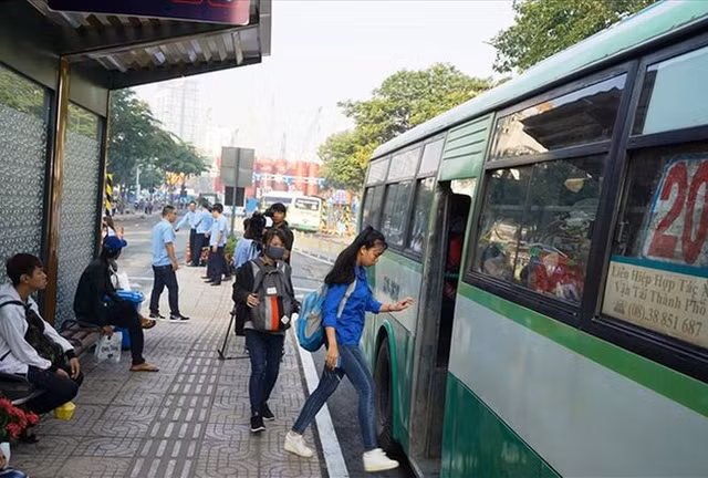 TPHCM de xuat mien phi xe buyt cho hoc sinh