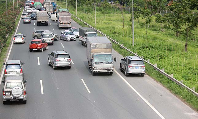 Ô tô đua nhau quay đầu, đường Đại lộ Thăng Long náo loạn O to dua nhau quay dau, duong Dai lo Thang Long nao loan