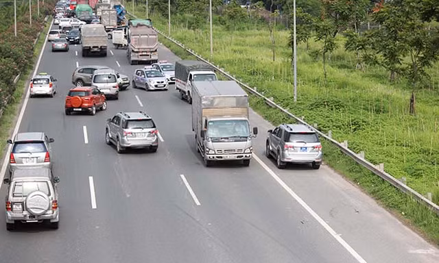 O to dua nhau quay dau, duong Dai lo Thang Long nao loan