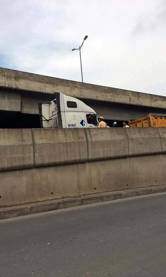 Ô tô đua nhau quay đầu, đường Đại lộ Thăng Long náo loạn - Hình 3 O to dua nhau quay dau, duong Dai lo Thang Long nao loan-Hinh-3