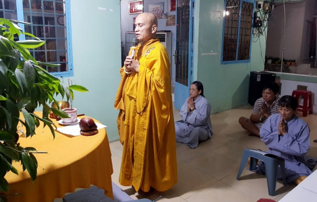 Ông Hải rước thầy cầu siêu cho 13 nạn nhân. Ảnh: Lê Trai. Ông Hải rước thầy cầu siêu cho 13 nạn nhân. Ảnh: Lê Trai.