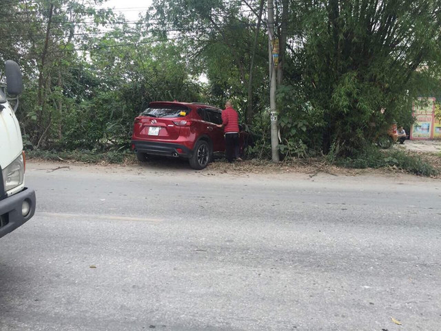 Chiếc ô tô bị va chạm đâm vào về đường. Chiếc ô tô bị va chạm đâm vào về đường.
