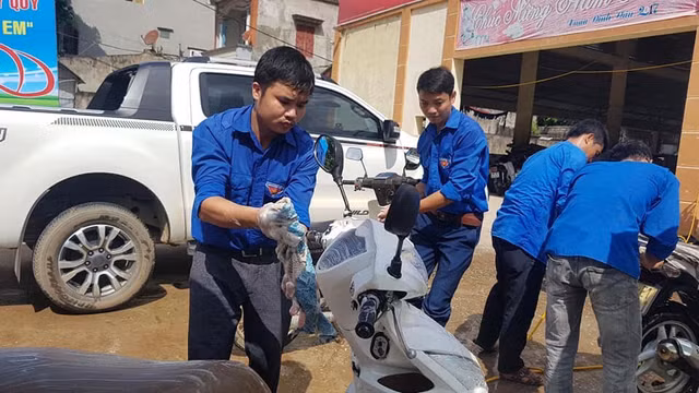 Nu giao vien rua xe gay quy to chuc Trung thu cho tre em ngheo-Hinh-3