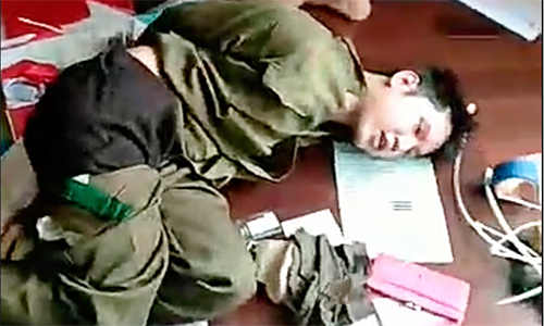 Tên cướp bị khống chế, bắt giữ. Tên cướp bị khống chế, bắt giữ.