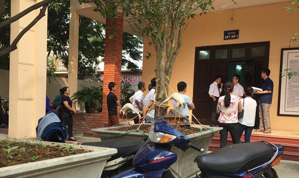 Cận cảnh thầy giáo dâm ô nhiều nữ sinh ở Hà Nội bình thản đến tòa - Hình 2 Can canh thay giao dam o nhieu nu sinh o Ha Noi binh than den toa-Hinh-2