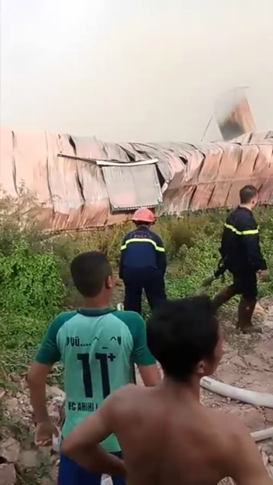 Lực lượng cứu hỏa khẩn trương dập lửa. Ảnh CTV.