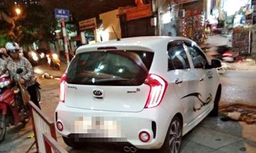 Tài xế ô tô sau khi lùi xe gần trúng người phụ nữ mang thai, bế con nhỏ đã dùng tay đấm chị này. Tài xế ô tô sau khi lùi xe gần trúng người phụ nữ mang thai, bế con nhỏ đã dùng tay đấm chị này.