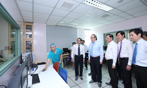 Bí thư Thành ủy TP.HCM thăm, chúc mừng các bác sĩ, điều dưỡng, nhân viên y tế tại BV Đại học y dược TP.HCM