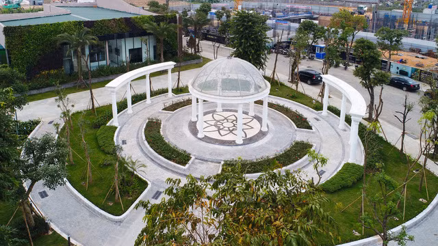 Toàn bộ hạ tầng bên trong dự án đã hoàn thiện, khuân viên đã được phủ xanh mướt với cây, cỏ và hoa.