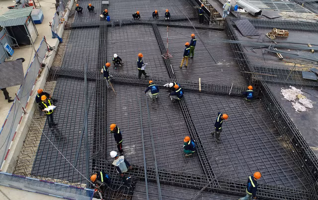 Đại công trường Sunshine luôn nhộn nhịp với sự góp mặt của hàng trăm kỹ sư và công nhân xây dựng, thi công liên tục 24/7 không quản ngày đêm và thời tiết nắng mưa.