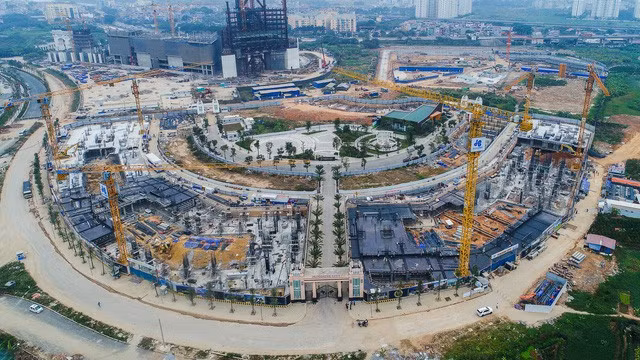 Khu vực 6 tháp chung cư 38 – 40 tầng của dự án 5000 tỷ này đang được nhà thầu Hòa Bình (đối tác hợp tác chiến lược của Sunshine Group) triển khai thi công thần tốc.