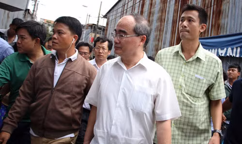 Người dân vô cùng bất ngờ và xúc động khi người đứng đầu Thành ủy TPHCM đến thăm.