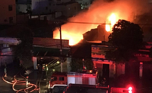 Vụ hỏa hoạn nghiêm trọng dù không gây thiệt hại về người nhưng đã khiến nhiều tấn vải cùng một số phương tiện, xe tải, xe ba gác đã bị thiêu rụi, căn nhà gần như hư hại hoàn toàn Vụ hỏa hoạn nghiêm trọng dù không gây thiệt hại về người nhưng đã khiến nhiều tấn vải cùng một số phương tiện, xe tải, xe ba gác đã bị thiêu rụi, căn nhà gần như hư hại hoàn toàn