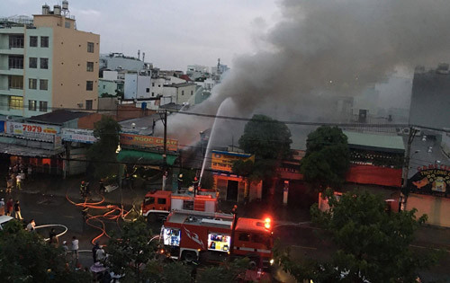 Đến sáng nay, lực lượng Cảnh sát PCCC TPHCM vẫn đang tích cực phun nước chống cháy lan và làm mát khu vực xảy ra hỏa hoạn tại cơ sở kinh doanh vải Ngọc Châu Đến sáng nay, lực lượng Cảnh sát PCCC TPHCM vẫn đang tích cực phun nước chống cháy lan và làm mát khu vực xảy ra hỏa hoạn tại cơ sở kinh doanh vải Ngọc Châu