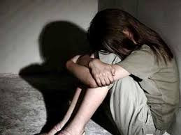 Uống rượu với 3 thanh niên, thiếu nữ 15 tuổi bị hãm hiếp Uong ruou voi 3 thanh nien, thieu nu 15 tuoi bi ham hiep