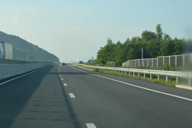 Cao tốc 34.000 tỷ vừa thông xe đã hỏng thu phí trở lại từ ngày mai Cao toc 34.000 ty vua thong xe da hong thu phi tro lai tu ngay mai