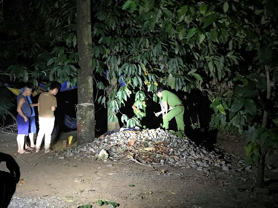 Phát hiện thi thể người đàn ông nằm bên gốc cây sau trời mưa - Hình 2 Phat hien thi the nguoi dan ong nam ben goc cay sau troi mua-Hinh-2