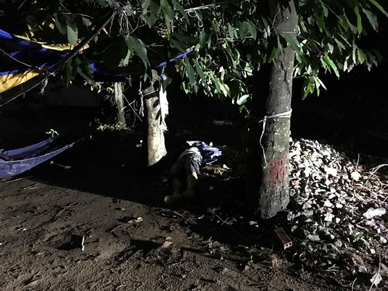 Phát hiện thi thể người đàn ông nằm bên gốc cây sau trời mưa Phat hien thi the nguoi dan ong nam ben goc cay sau troi mua