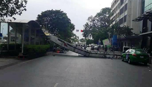 Hiện trường cổng chào trang trí cao hơn 5m cạnh phố đi bộ Nguyễn Huệ, TP HCM đổ sập... Ảnh CLB Uber Sài Gòn Hiện trường cổng chào trang trí cao hơn 5m cạnh phố đi bộ Nguyễn Huệ, TP HCM đổ sập... Ảnh CLB Uber Sài Gòn