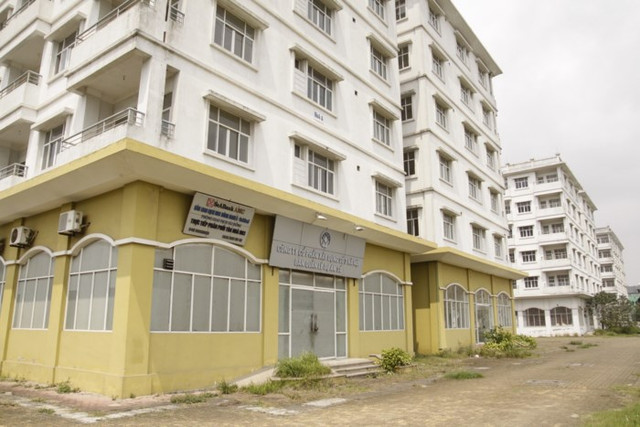 Khung cảnh hoang tàn tại tòa nhà tái định cư tại KĐT Sài Đồng Khung cảnh hoang tàn tại tòa nhà tái định cư tại KĐT Sài Đồng