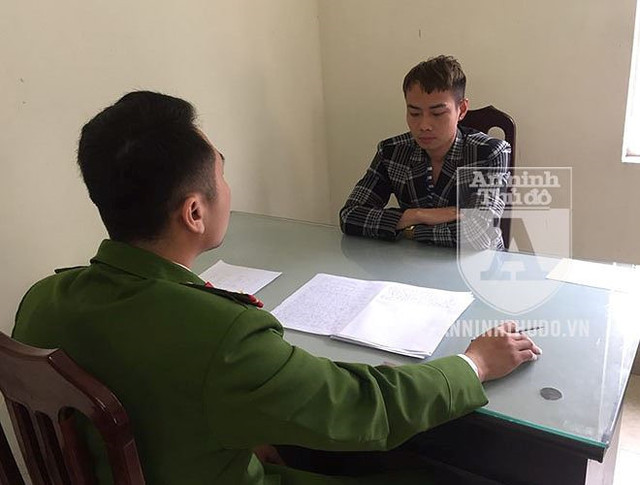 Nam Khang tại cơ quan điều tra. 18h ngày 6/3, anh được trở về nhà sau khi trình diện lấy lời khai. Ảnh: An Ninh Thủ Đô. Nam Khang tại cơ quan điều tra. 18h ngày 6/3, anh được trở về nhà sau khi trình diện lấy lời khai. Ảnh: An Ninh Thủ Đô.