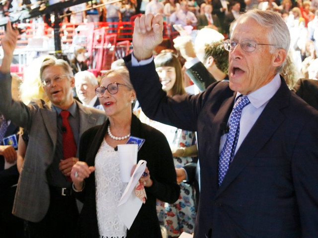 Jim Walton, Alice Walton và Rob Walton tại cuộc họp cổ đông thường niên của Walmart ở Fayetteville, Arkansas Jim Walton, Alice Walton và Rob Walton tại cuộc họp cổ đông thường niên của Walmart ở Fayetteville, Arkansas