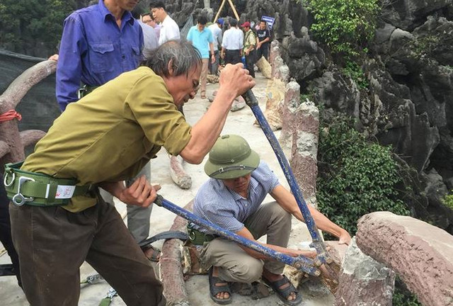 Từ hôm nay (30/3), công ty CP Du lịch Tràng An – đơn vị xây dựng công trình “khủng” trái phép trong di sản Tràng An, bắt đầu phá dỡ gần 1.000 bậc bê tông được xây dựng tại núi Cái Hạ, xã Trường Yên, Hoa Lư, Ninh Bình nằm trong vùng lõi di sản Tràng An. Từ hôm nay (30/3), công ty CP Du lịch Tràng An – đơn vị xây dựng công trình “khủng” trái phép trong di sản Tràng An, bắt đầu phá dỡ gần 1.000 bậc bê tông được xây dựng tại núi Cái Hạ, xã Trường Yên, Hoa Lư, Ninh Bình nằm trong vùng lõi di sản Tràng An.