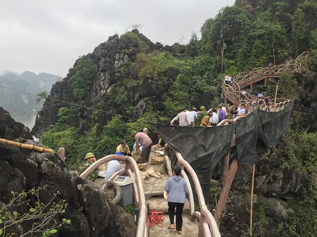 Nhiều công nhân được huy động để phá dỡ công trình không phép. Nhiều công nhân được huy động để phá dỡ công trình không phép.