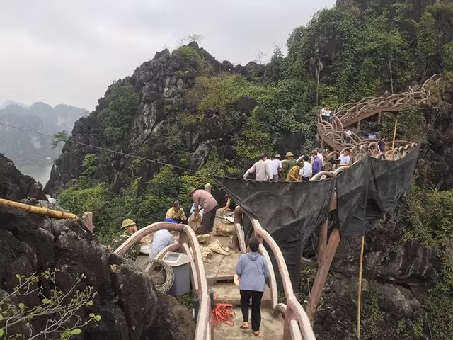 Nhiều công nhân được huy động để phá dỡ công trình không phép.