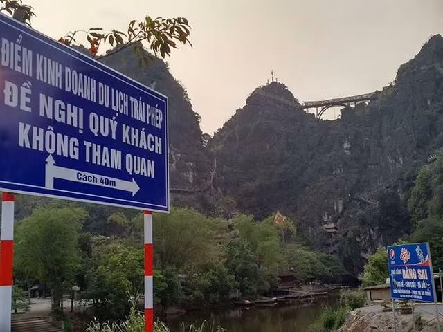 Dựng biển cảnh báo du khách không tham quan công trình sai phép. Ảnh: Minh Đức