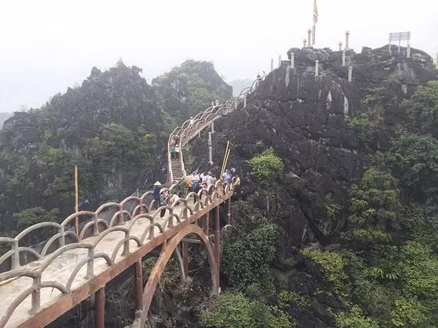 Được biết, ông Nguyễn Văn Son – Giám đốc Công ty CP Du lịch Tràng An đã có đơn đề nghị tự nguyện tháo dỡ công trình xây dựng trái phép với gần 1.000 bậc bê tông. Công trình này được xây dựng từ tháng 8/2017. Đến tháng 1/2018, nó được đưa vào khai thác. Trong ảnh: Máy móc được huy động để phá dỡ công trình sai phạm.