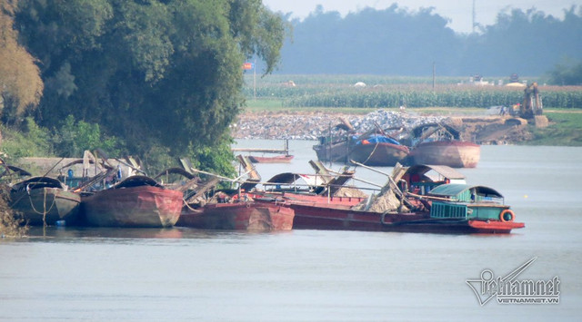 Một bên bờ nhà nước bỏ ra hàng trăm tỷ đồng làm bờ kè, phía dưới sông hàng chục tàu hút cát