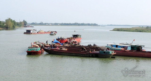Hình ảnh tàu hút cát tấp nập trên dòng sông Lam đoạn dưới cầu đường sắt Yên Xuân