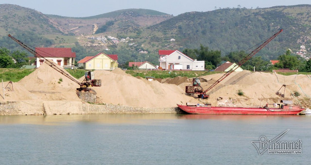 Bãi cát không phép của công ty TNHH khai thác cát sạch Yến Nhi nằm sát cầu đường sắt