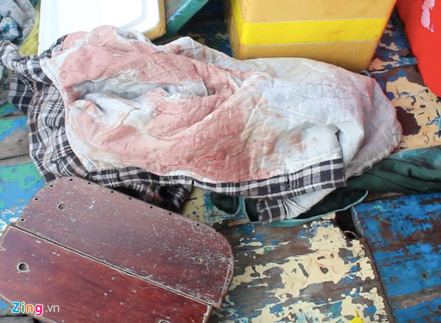 Chiếc áo dính máu được cảnh sát tìm thấy trên đò. Ảnh: Minh Anh.