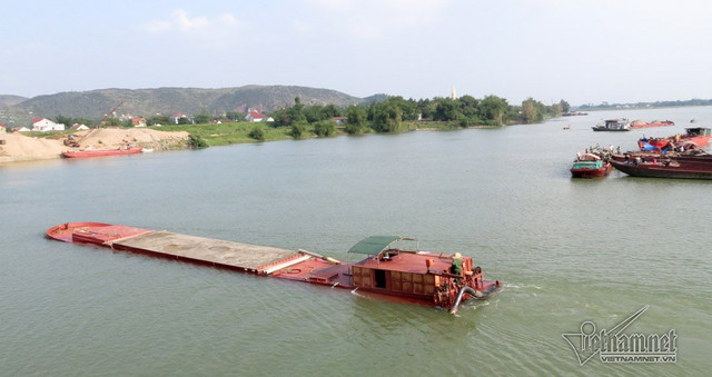 Chính quyền xã và huyện Hưng Nguyên không thể làm gì với nạn cát tặc nghi ngờ có bảo kê