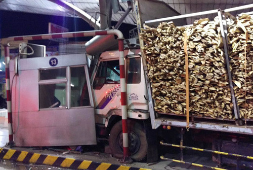 Ngày 26/12/2016, một xe tải chở gỗ từ TP.HCM hướng về ngã tư Vũng Tàu đã lao vào trạm thu phí cầu Đồng Nai khiến một nam nhân viên trạm thu phí bị thương.