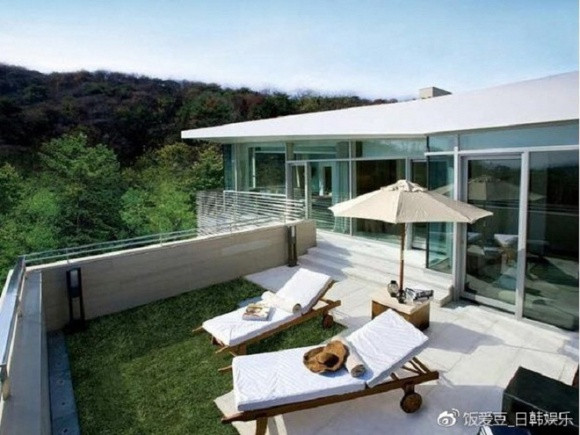 Căn biệt thự của cặp đôi nổi tiếng Song Joong Ki và Song Hye Kyo có giá lên đến 10 tỷ won (hơn 200 tỷ đồng) tại khu vực Itaewon, Seoul. Căn biệt thự của cặp đôi nổi tiếng Song Joong Ki và Song Hye Kyo có giá lên đến 10 tỷ won (hơn 200 tỷ đồng) tại khu vực Itaewon, Seoul.