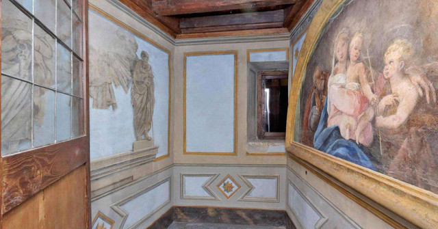 Palazzetto có tới 11 phòng ngủ và 15 phòng tắm, đồng thời được trang trí bởi rất nhiều bức bích họa và tượng điêu khắc.