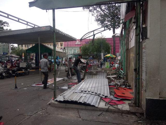 Khach ngo ngang truoc tin Co.opmart Dinh Tien Hoang dong cua-Hinh-12