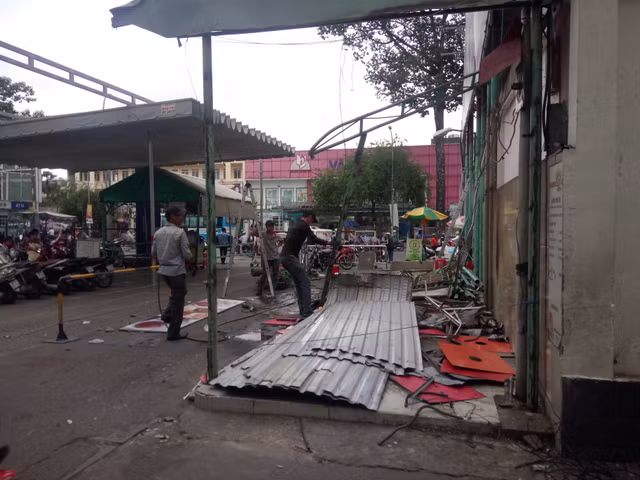 Khach ngo ngang truoc tin Co.opmart Dinh Tien Hoang dong cua-Hinh-12