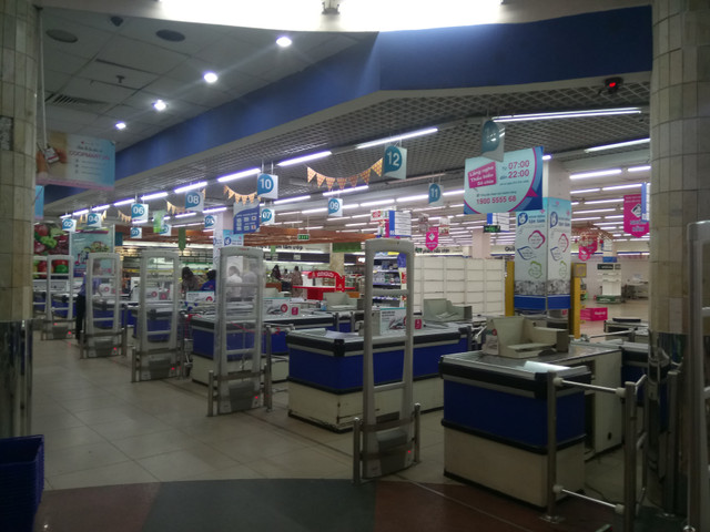 Khach ngo ngang truoc tin Co.opmart Dinh Tien Hoang dong cua-Hinh-8