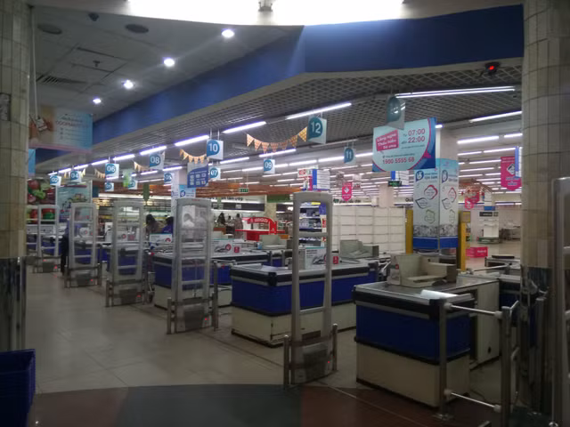 Khach ngo ngang truoc tin Co.opmart Dinh Tien Hoang dong cua-Hinh-8